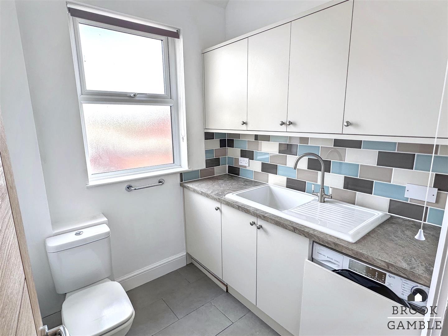 3 Bedroom Flat. Albert Parade in Eastbourne, East Sussex 14